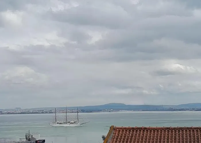 Sun River View Balcony Apartment Lisbon